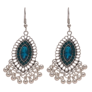 Orecchini vintage in argento con gemma ovale blu scuro e nappe su sfondo bianco
