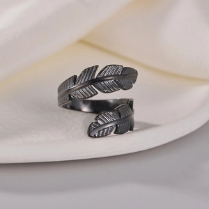 Adjustable black feather open ring in stainless steel with detailed vintage texture