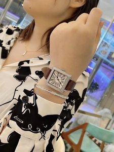 Detalle de reloj de cuarzo cuadrado con bisel de diamantes y correa de cuero marrón