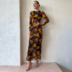 Robe longue en mesh à fleurs avec manches longues et fente latérale pour femme