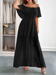 Dettaglio del vestito lungo nero con spalle scoperte, trama a pois e coulisse regolabile in vita
