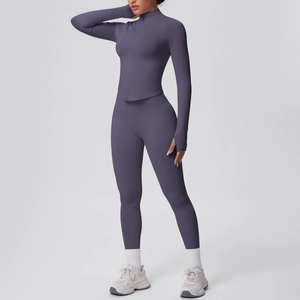 Set yoga da donna viola scuro con giacca con zip e leggings sportivi aderenti