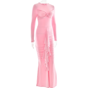 Détail de la robe maxi moulante rose avec volants latéraux élégants et tissu plissé ajusté