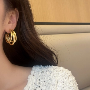 Elegante goldene mehrschichtige Dreifach-Creolen mit geometrischem Metalldesign