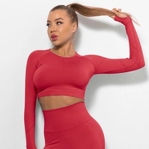 Dettaglio del completo yoga rosso a maniche lunghe senza cuciture e leggings a vita alta
