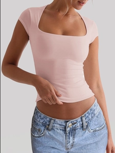 T-shirt de yoga rose ajusté avec col carré porté par un mannequin en studio professionnel
