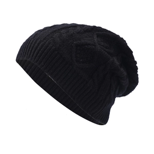 Unisex schwarze grobe Strickmütze mit Zopfmuster und breitem Rippenbündchen für den Winter
