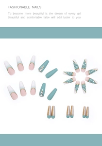 Détail de faux ongles vert tiffany et rose poudré avec paillettes et strass brillants