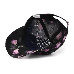 Vue détaillée de l'intérieur de la casquette à fleurs montrant la doublure et l'étiquette