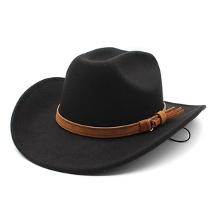 Chapeau de cowboy classique en feutre noir avec ceinture en cuir marron et boucle en métal