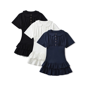 Détail de robes style preppy avec cols Claudine et volants étagés en noir, blanc et bleu