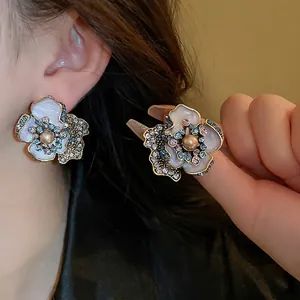 Vintage floral jewelry set with pearls and rhinestones in an elegant retro gold style