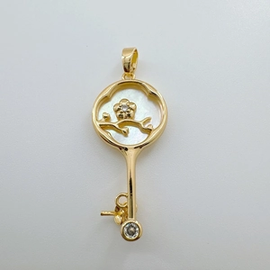 Detail eines 18K vergoldeten Schlüsselanhängers mit Perlmutteinlage und Blumenmuster