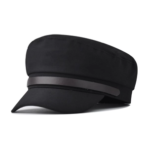 Détail du béret à chaîne en PU noir montrant le profil latéral et la courbe de visière