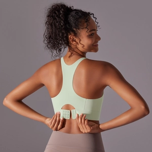 Détail de la brassière sport vert menthe avec dos nageur et fermeture à crochets réglable