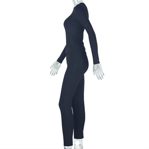 Détail d'un ensemble haut noir à manches longues et legging avec coupe moulante