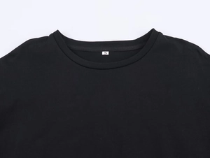 Dettaglio del girocollo e della trama in pizzo su una maglietta nera in maglia di cotone