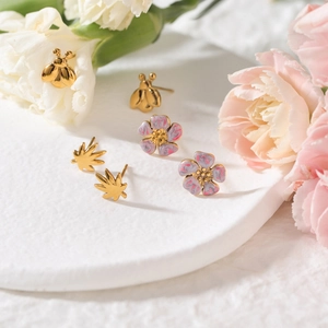 Ensemble de boucles d'oreilles fleurs et abeilles plaqué or 18 carats sur socle en pierre