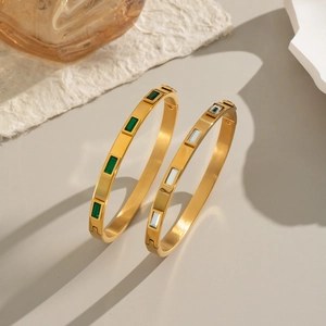 Ensemble de joncs en acier inoxydable plaqué or 18k avec pierres vertes et blanches