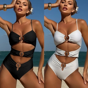 Détail du maillot de bain ajouré avec anneaux métalliques en versions noir et blanc