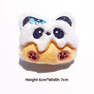 Accessorio panda in peluche con ricami e zampa rosa, dimensioni 6cm per 7cm