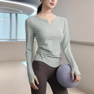 Haut de yoga ajusté à manches longues avec col en V et passe-pouces pour femmes