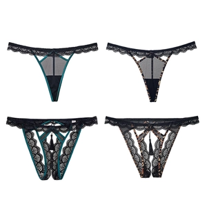 Confezione da quattro perizomi sexy in pizzo con mesh trasparente e dettagli di nappe