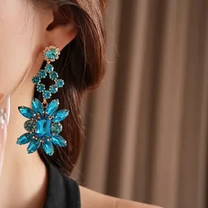 Boucles d'oreilles vintage en or avec cristaux bleus au design floral en losange