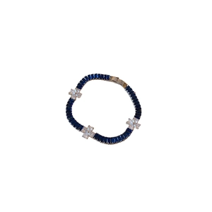 Silberarmband mit tiefblauen rechteckigen Steinen und Zirkon-Kleeblatt-Anhängern