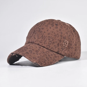 Dettaglio del berretto da baseball leopardato con rifiniture vintage effetto consumato