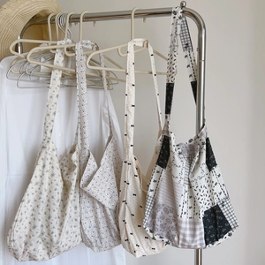 Collection de sacs fourre-tout en coton fleuri aux motifs variés sur un support