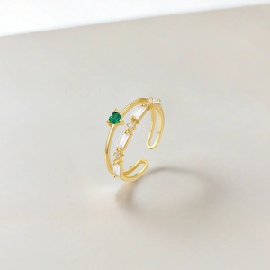 Detailed close-up of S925 sterling silver ring featuring a green heart gemstone and zircons