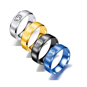 Detalle de cuatro anillos de acero inoxidable cepillado con motivos de nubes rojas de colores