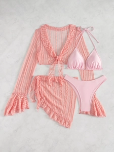 Détail à plat du bikini rose quatre pièces avec haut en dentelle florale et paréo assorti