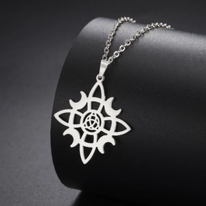 Gros plan du collier en acier inoxydable poli avec pendentif nœud celtique ajouré