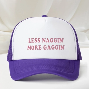 Lila-weiße Trucker-Mütze mit 'LESS NAGGIN' MORE GAGGIN' Stickerei auf der Vorderseite