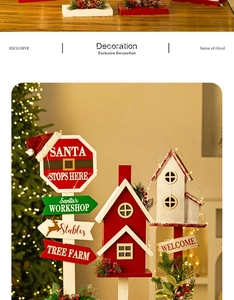 Cartelli natalizi in legno con scritte Santa Stops Here e Stables in scena festiva