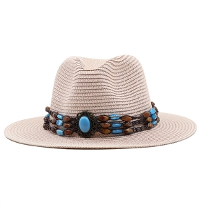Détail d'un chapeau fedora en paille bohème avec pierre turquoise et ruban perlé