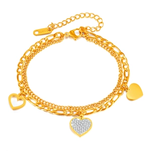 Bracciale a doppio strato in acciaio inossidabile dorato con tre ciondoli a cuore