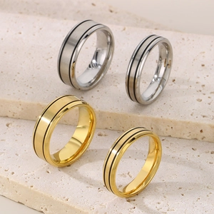 Anelli di coppia moderni placcati oro 18K e argento con linee nere su acciaio al titanio spazzolato