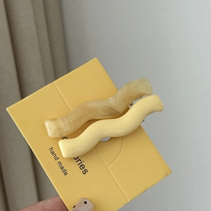 Set of two vintage wavy duckbill hair clips in pale yellow and marble beige