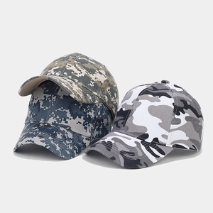 Detailansicht von drei Camouflage-Basecaps aus strapazierfähigem Canvas mit Nähten
