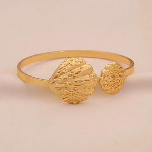 Goldener offener Armreif mit detaillierten Meeresmuschel- und Wellenmustermotiven