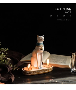 Portacandela vintage con statua di gatto egiziano con collare blu e oro su scrivania