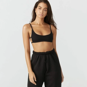 Détail de l'ensemble de sport noir avec débardeur à fines bretelles et jogging à cordon