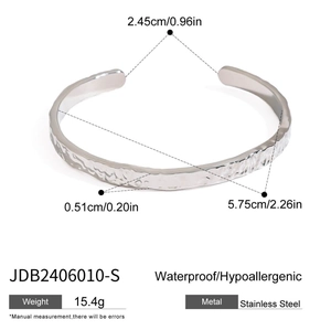 Bracelet jonc ouvert en acier inoxydable argenté à texture martelée avec dimensions