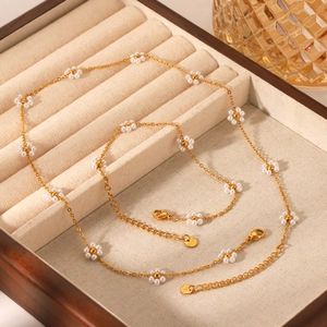 Set collana e bracciale in acciaio inossidabile con fiori di perle in una scatola per gioielli