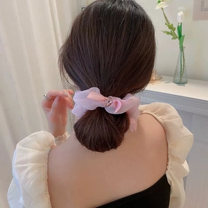 Elastico per capelli in chiffon rosa con ciondolo a cuore in cristallo indossato da modella