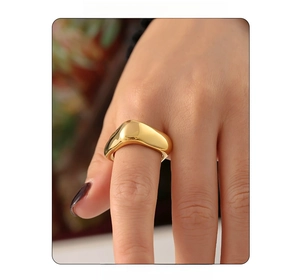 Détail d'une bague carrée minimaliste plaquée or 18 carats au design poli irrégulier