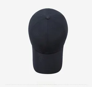 Vue de dessus d'une casquette en maille noire avec broderie SPORTS bleue